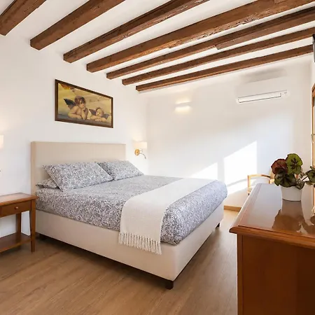 Rare Private Courtyard, Very Easy To Reach