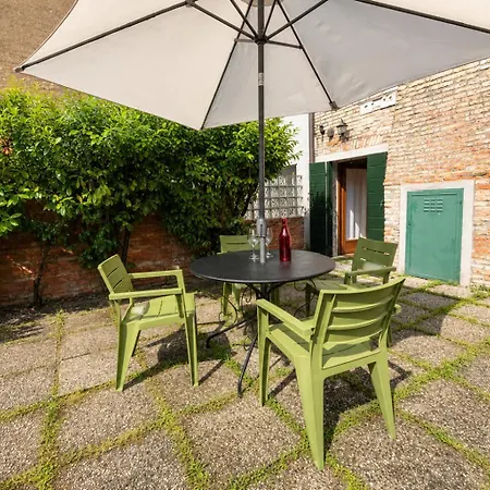 Nyaraló Rare Private Courtyard, Very Easy To Reach *