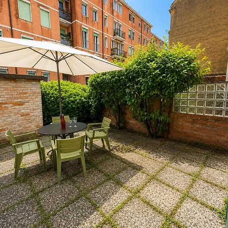 Rare Private Courtyard, Very Easy To Reach