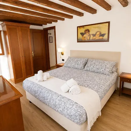 Rare Private Courtyard, Very Easy To Reach