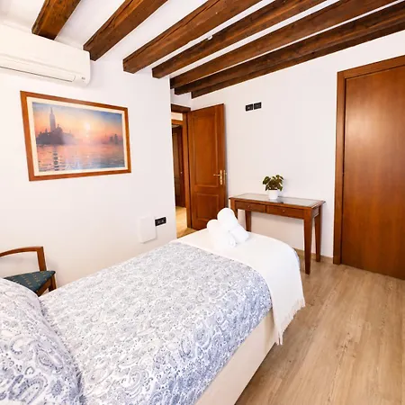 Rare Private Courtyard, Very Easy To Reach